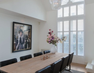 Toograam met shutters sunburst in woonkamer