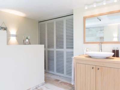 Shutters sur mesure comme portes d'armoires