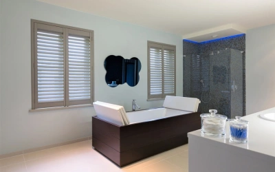 Shutters sur mesure dans la salle de bains