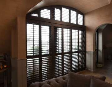 Bruine shutters in woonkamer met toograam