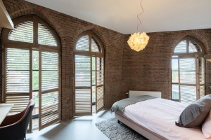 slaapkamer-met-beitskleur-shutters-als-decoratie.jpg