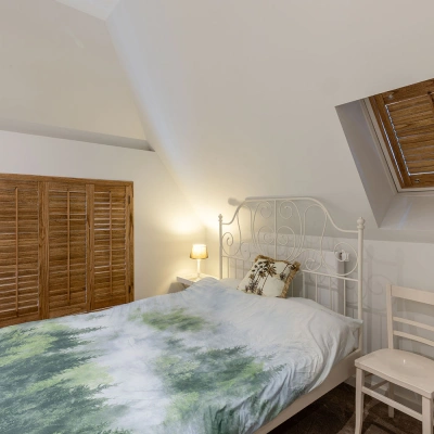 Slaapkamer met Van Eyck Cottage shutters