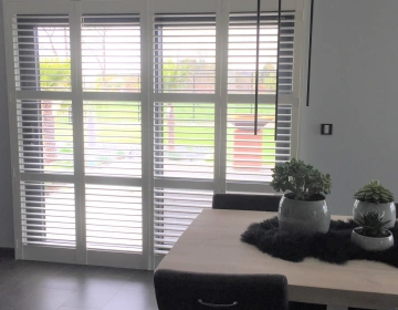 Witte shutters in eetkamer en keuken