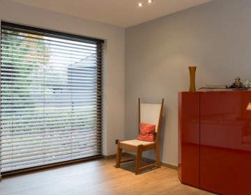 Stores couleur bois pour grande fenêtre