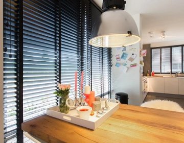 Stores dans une chambre élégante