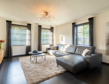 Stores et rideaux dans le salon