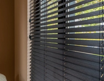 Stores noirs en bois se bouchent