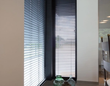 Stores sombres comme décoration de fenêtre