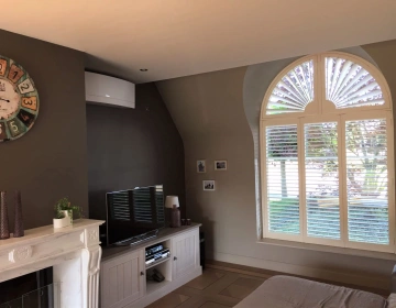 Klassieke sunburst shutters in woonkamer