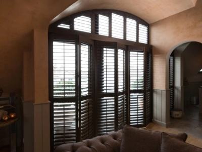 toograam voorzien van donkerbruine shutters