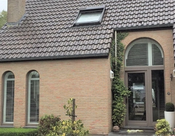 Halfrond raam met shutters van buitenaf