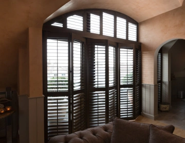 boograam met shutters als raamdecoratie