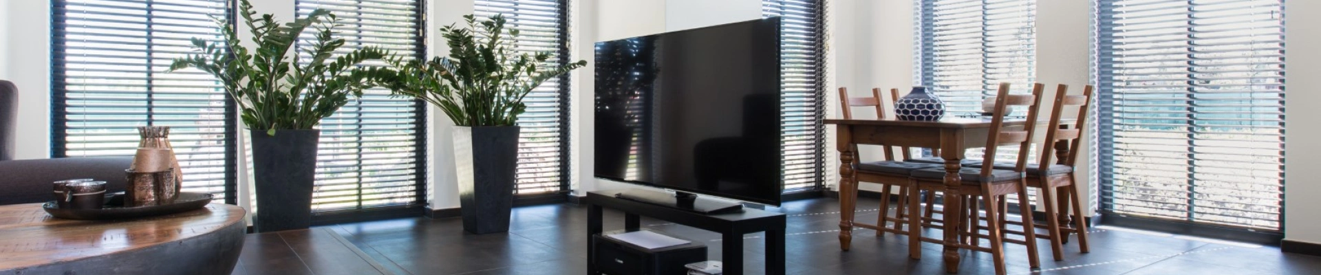 Zwarte aluminium blinds in woonkamer