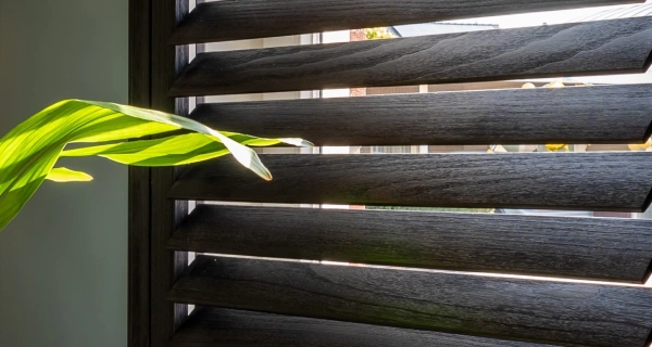 Zwarte shutters als raambekleding