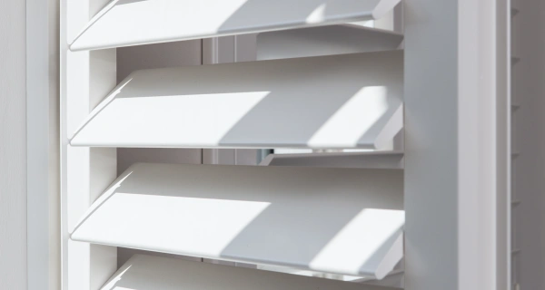 Witte stijlvolle shutters