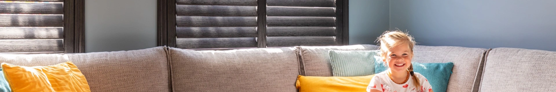 Zwarte houtkleurige shutters in woonkamer