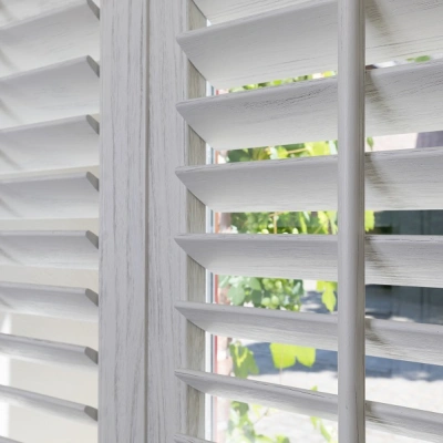 Witte kantelbare shutters met bedieningsstok