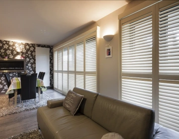 Shutters blancs dans le salon