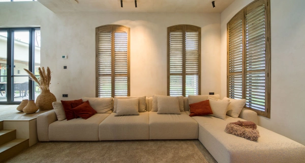 Shutters en bois dans une grande maison