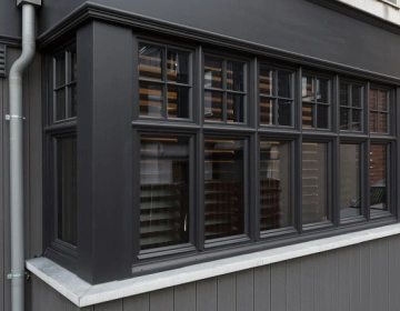 Vue extérieure des shutters noirs aux fenêtres