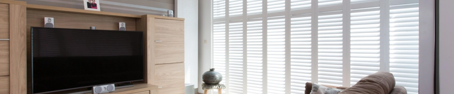 Witte shutters in de woonkamer