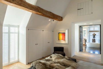 Witte shutters met houtnerf in slaapkamer