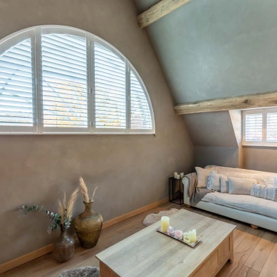 Sfeervolle woonkamer met witte shutters
