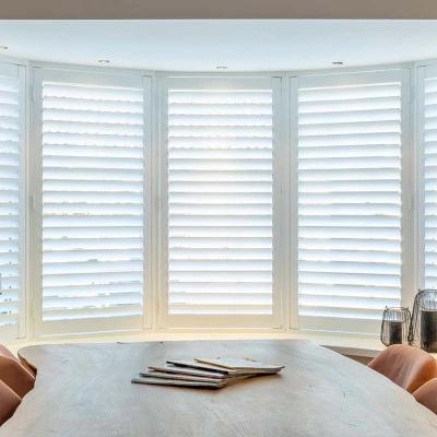 Eetkamer met witte shutters