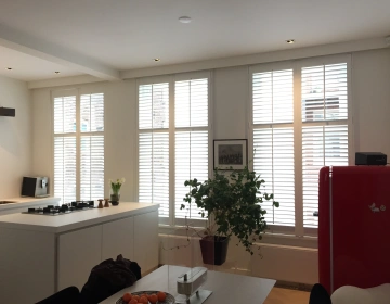 Witte shutters in keuken