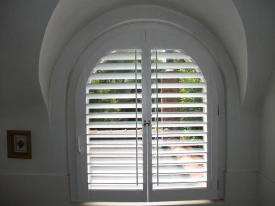 witte-shutters-in-boograam-met-tiltrod.jpg