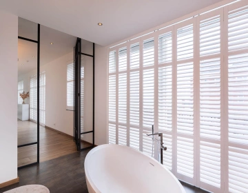 Witte shutters in de badkamer