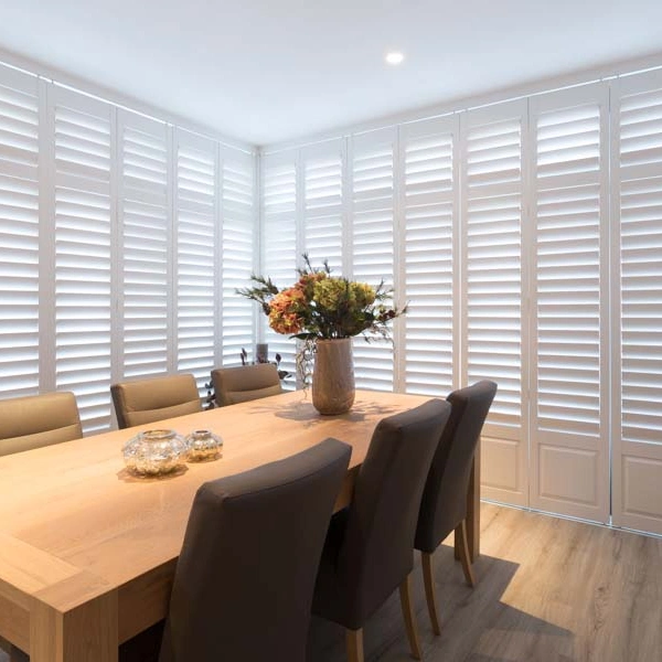 Eetkamer met witte shutters