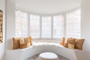 witte-shutters-in-erker-met-licht-interieur.jpg