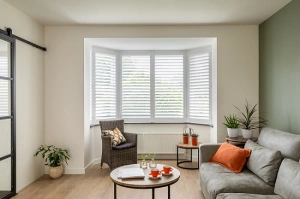 witte-shutters-in-erker-woonkamer.jpg