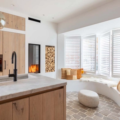 Keuken met witte shutters in ronde erker