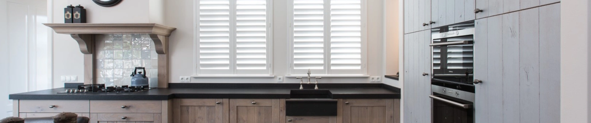 Landelijke keuken met witte shutters