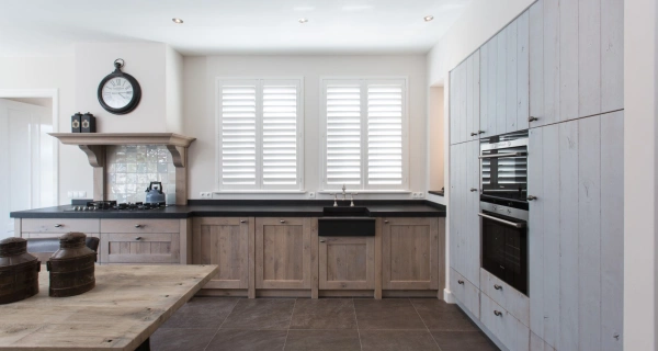 Witte shutters in keuken