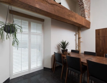 witte shutters met houtnerf in de keuken