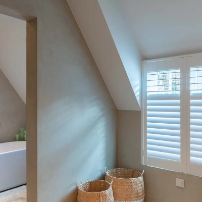 Badkamer met half gesloten witte shutters