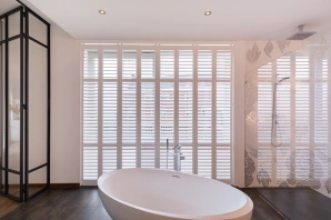 witte-shutters-op-de-badkamer.jpg