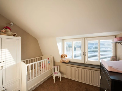 Shutters op draaikiepraam in kinderkamer