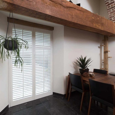 Donkere vloer en witte shutters