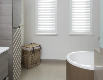 Witte shutters in badkamer