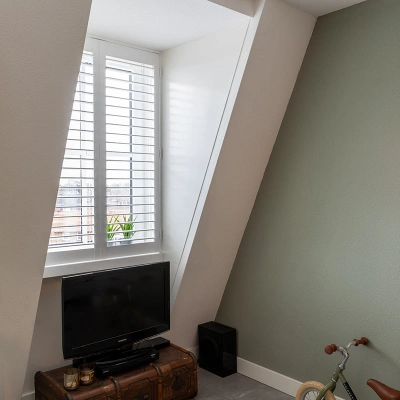 Stijlvol huis met shutters in wit