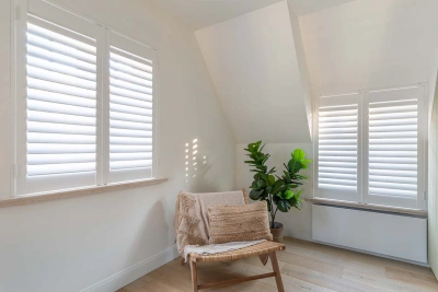 witte-shutters-zomers-interieur-clearview-hoog-en-laag-raam-gesloten.jpg