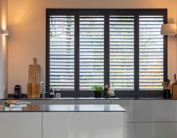 zwarte shutters in moderne keuken