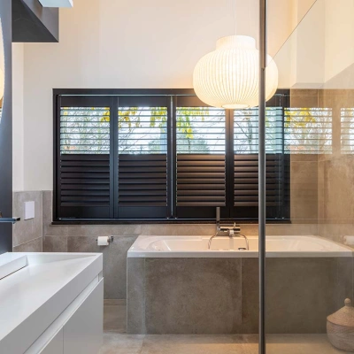 Badkamer met zwarte shutters