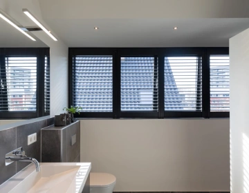 moderne shutters als raamdecoratie badkamer