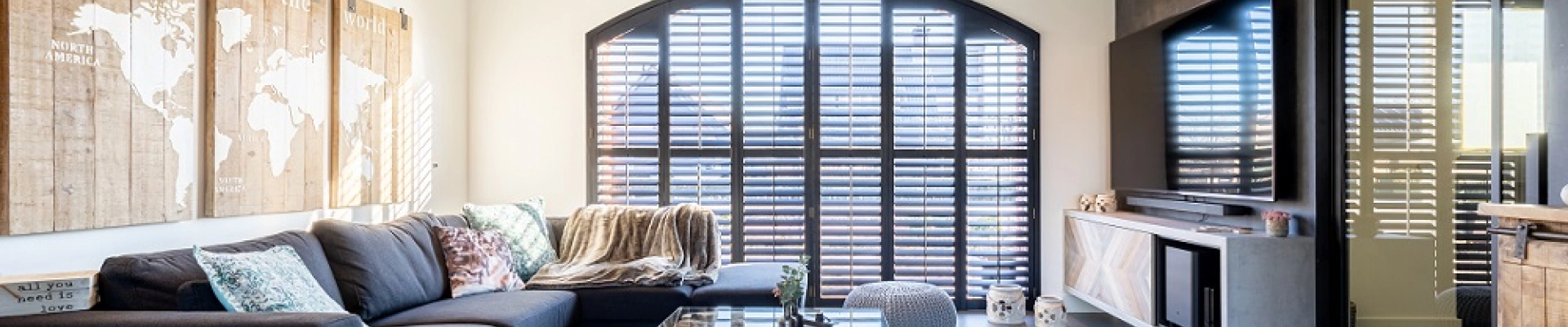 Grote woonkamer met zwarte shutters