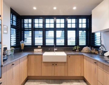 Karaktervolle zwarte shutters in keuken